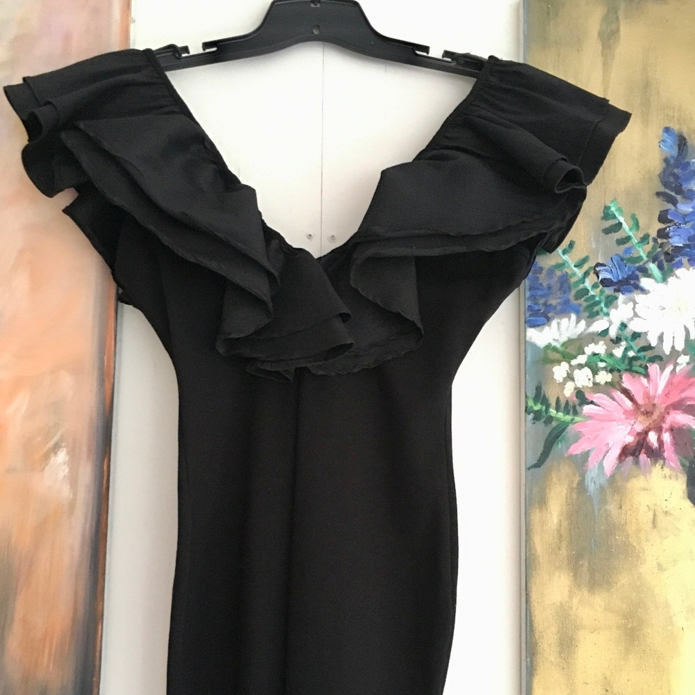 Little Black body contour dress with big lapels